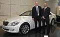 EnBW-Vorstandsvorsitzender Hans-Peter Villis (links), nahm einen Mercedes-Benz S 400 Bluehybrid von Jochen Dimter, Leiter Flottenmanagement Pkw der Mercedes-Benz Vertriebsorganisation Deutschland entgegen. Foto: Auto-Reporter/Daimler